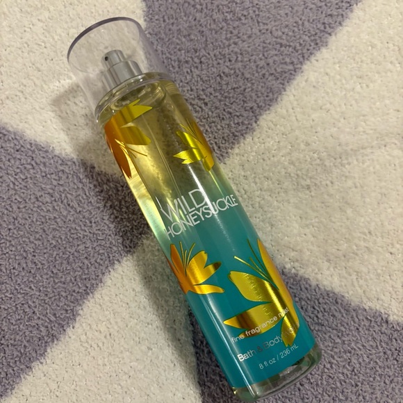 Bath & body works wild honeysuckle body spray - Picture 1 of 3